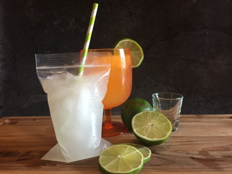 You don't have to skip out on the drinks to be part of the 21 day fix diet plan. Use these 21 Day Fix Cocktail Recipes to stay on track!