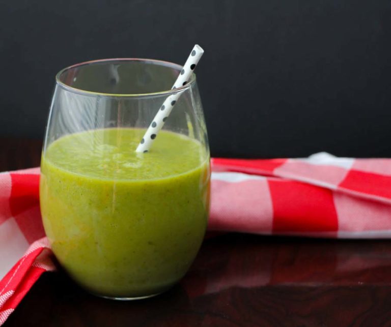 Warm weather means cool breakfasts are a must! This Pineapple Kale Smoothie is also Keto friendly! Kale Pineapple Smoothie | Pineapple Smoothie | Keto Smoothie #2BMindet #21DayFix #21DFX #veggiesmost #healthyrecipes #smoothies